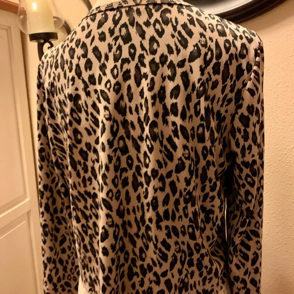 LN SUPER CUTE CROPPED BUTTON DOWN BLOUSE. LEOPARD PRINT. HITS AT WAIST. - Picture 3 of 7